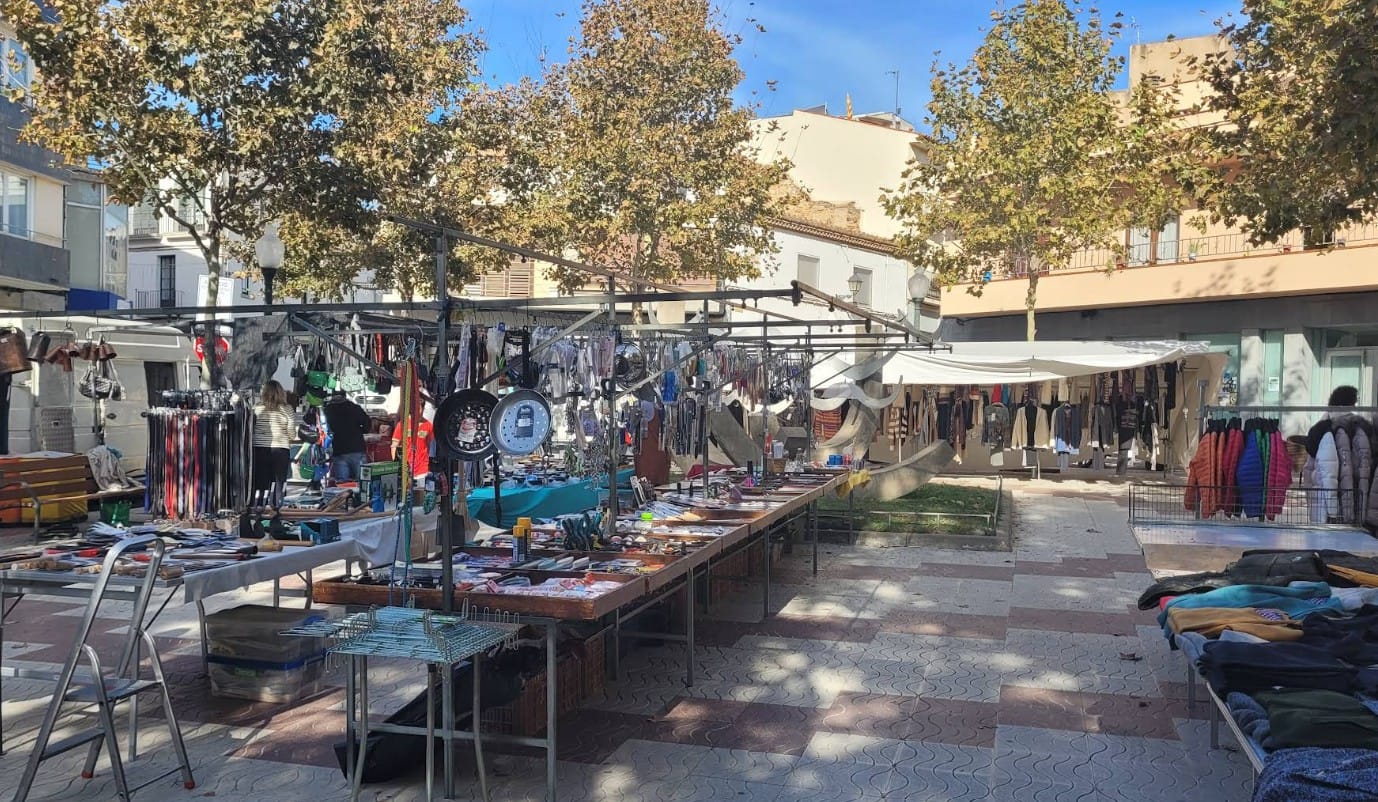 Artiículos de cocina en el mercadillo de Torroella de Montgrí