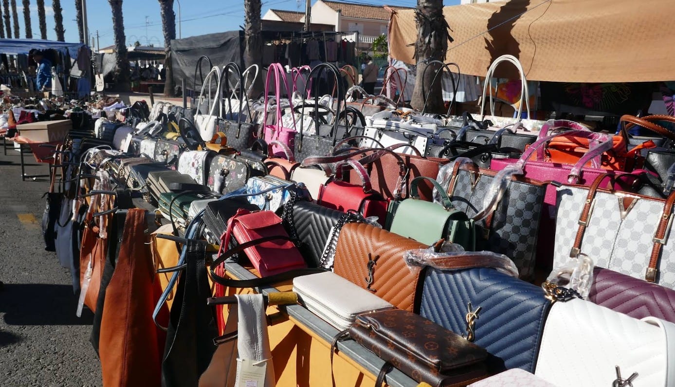 Bolsos en el mercadillo de Los Narejos