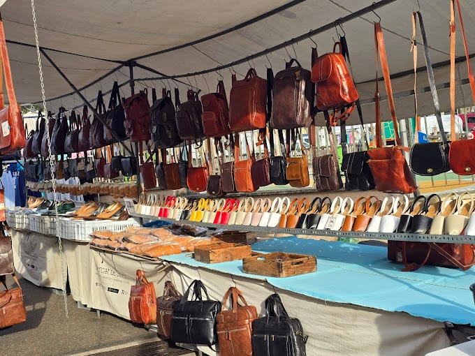 Bolsos en el mercadillo de Sineu