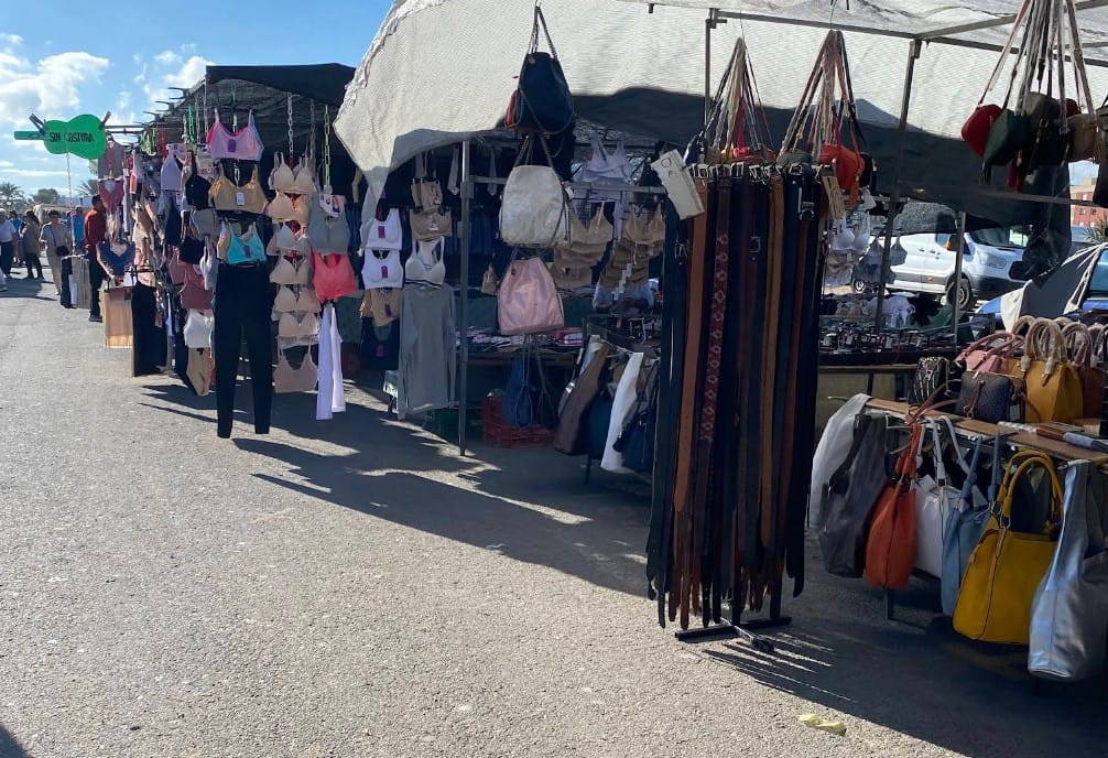 Bolsos y cinturones en el mercadillo de Cabo de Palos