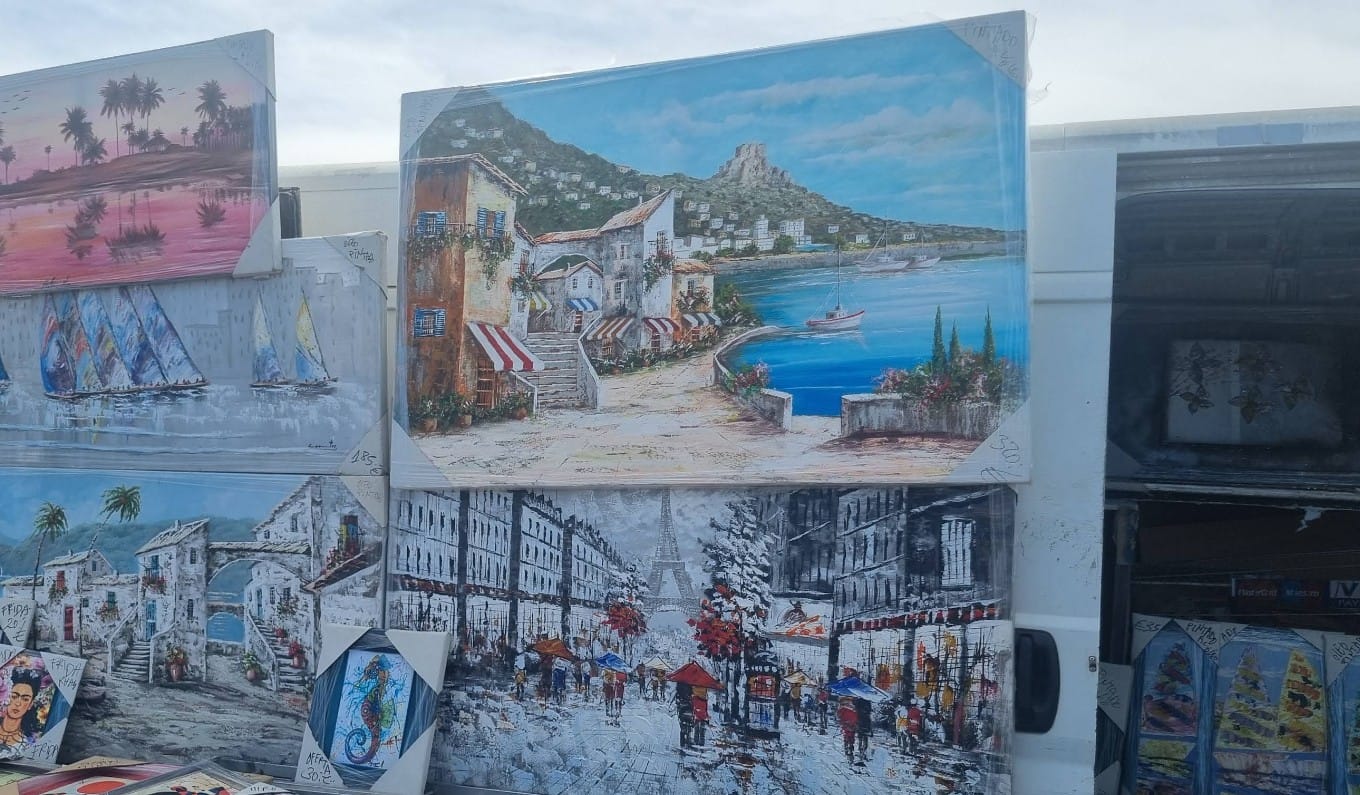 Cuadros en el mercadillo de Cabo de Palos