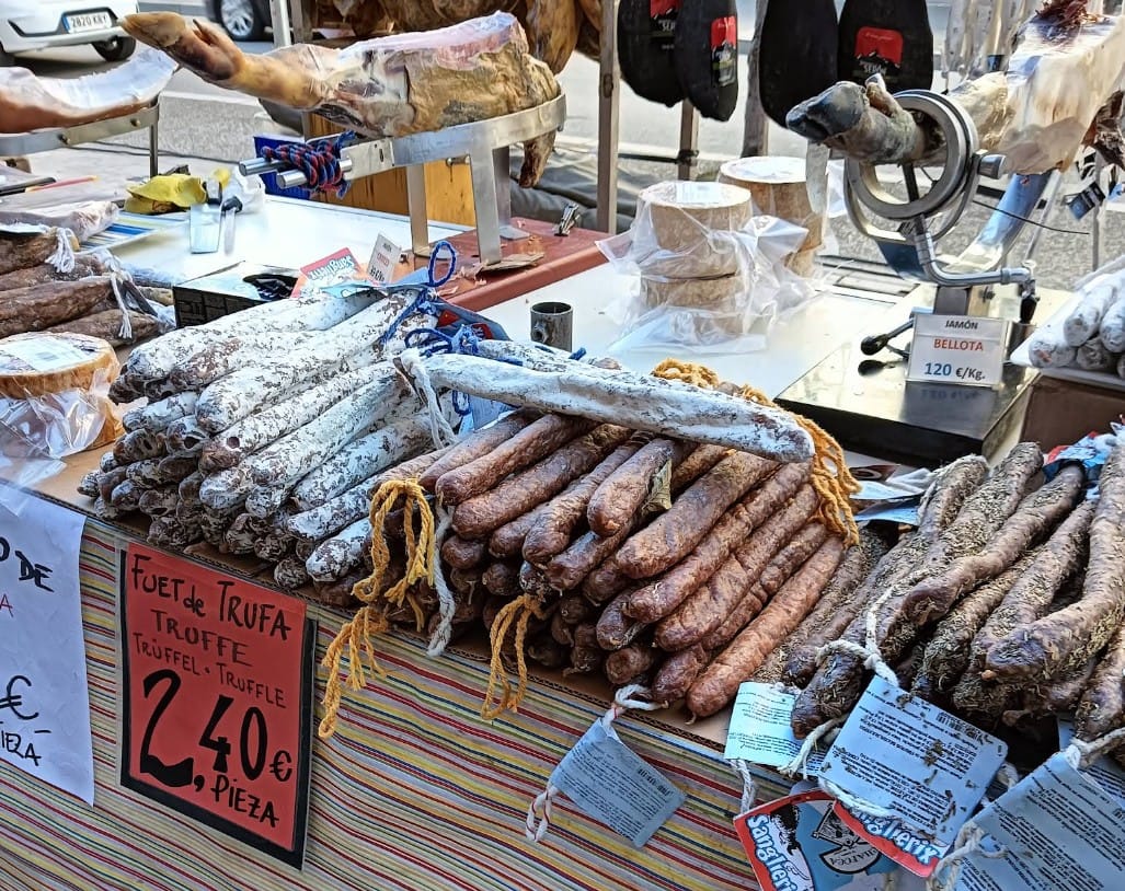 Embutidos en el mercadillo de Figueres