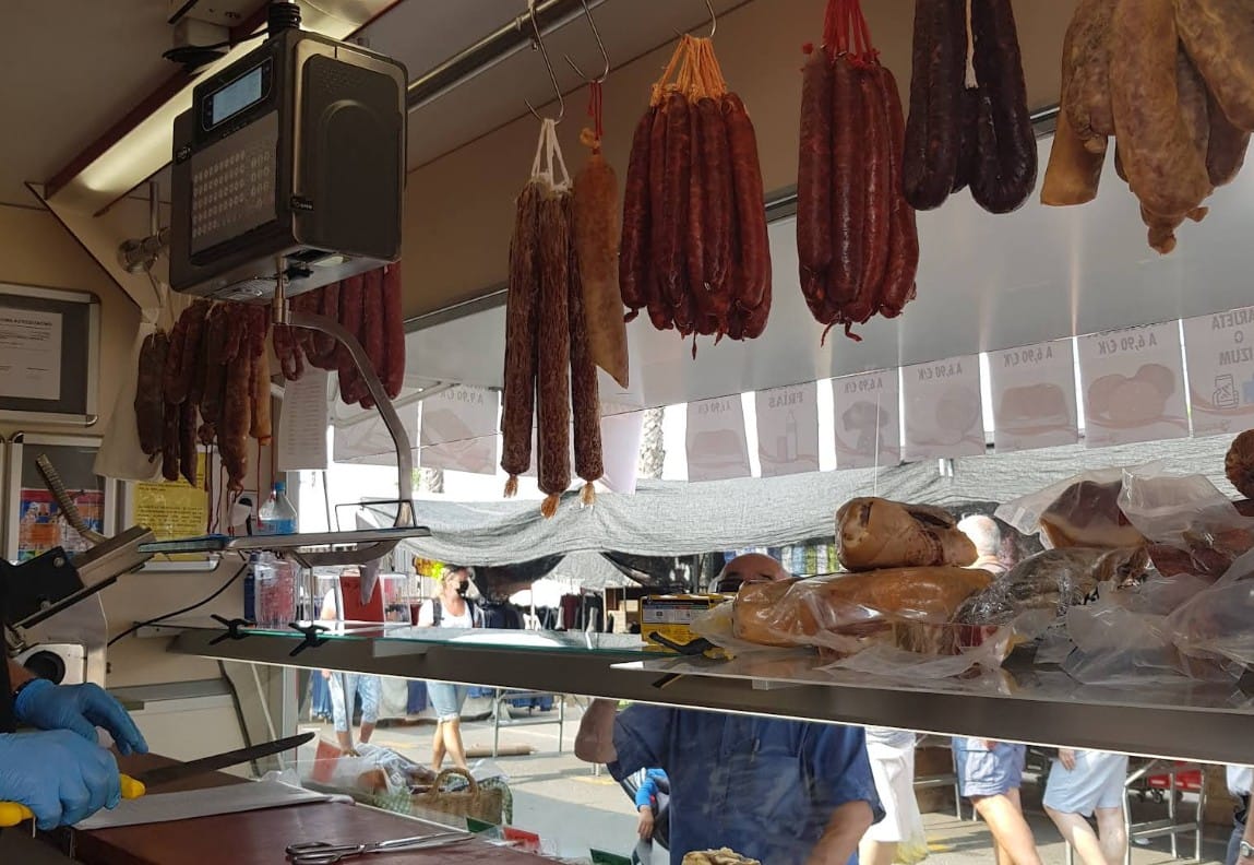 Embutidos en el mercadillo de Los Narejos