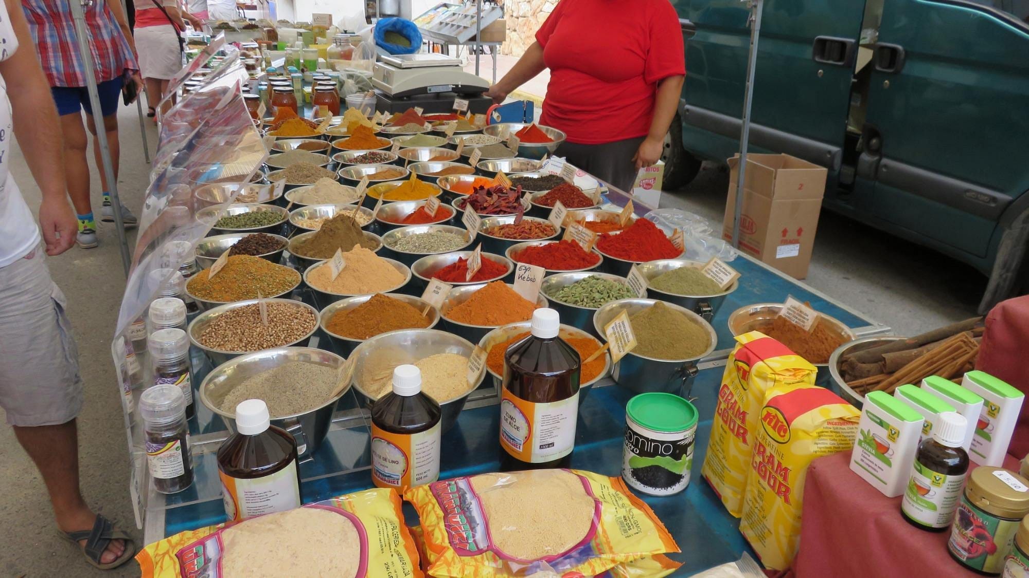 Especias a granel en el mercadillo de Villaricos