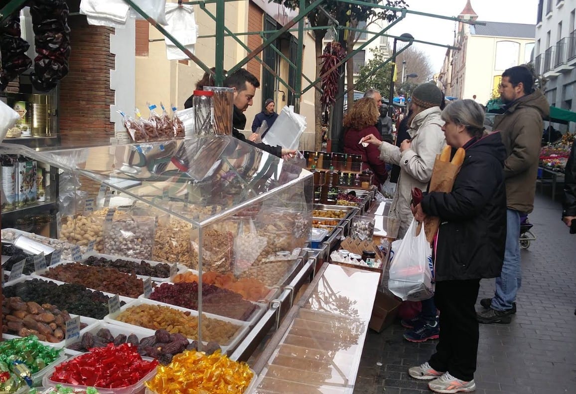 Frutos secos y caramelos en el mercadillo de Palafrugell