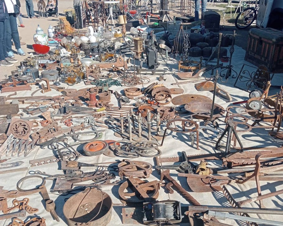 Herramientas antiguas en el mercadillo de Verges
