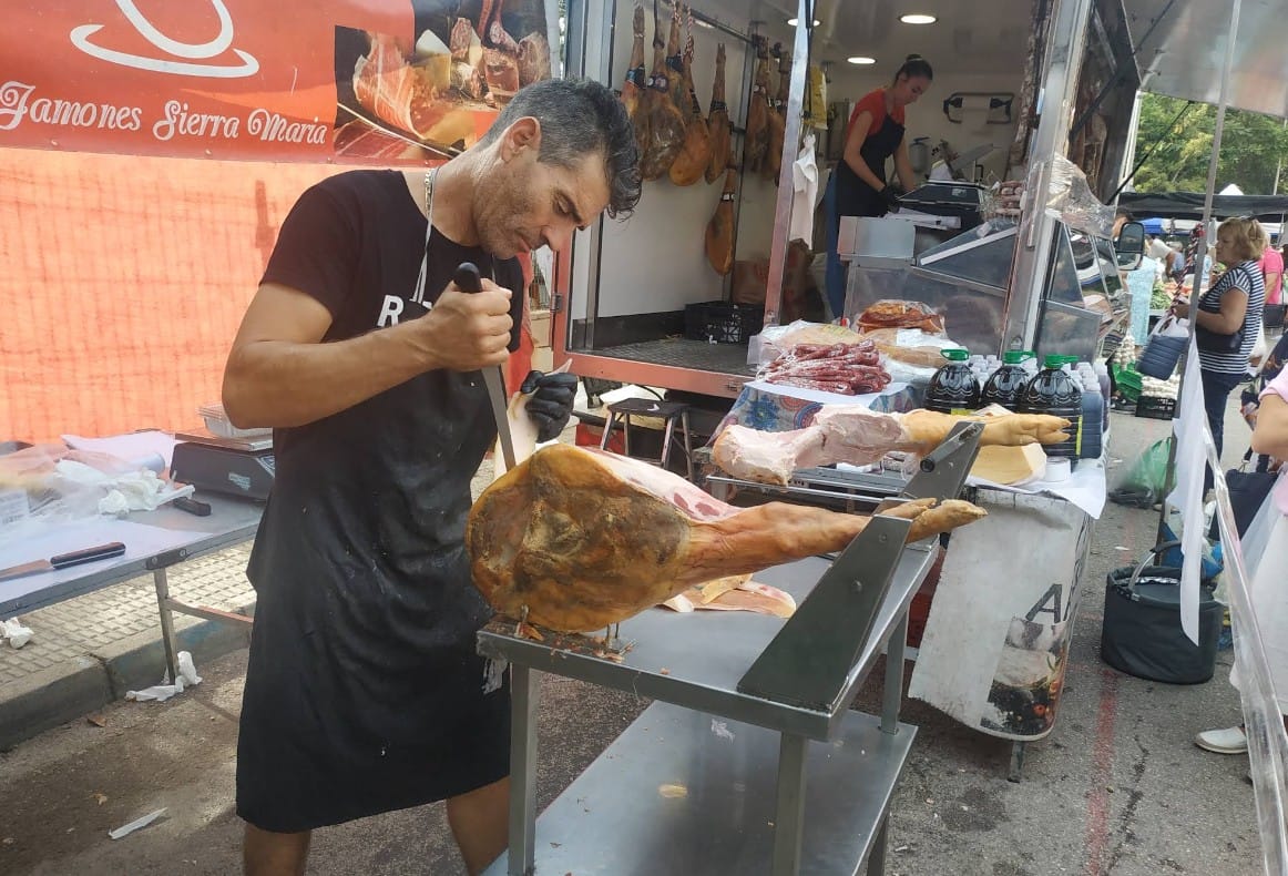 Jamón al corte en mercadillo de San Pedro del Pinatar