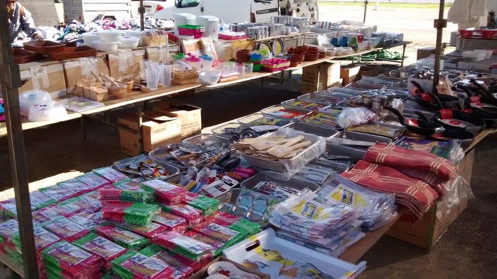 Menaje de hogar en mercadillo de Pino Montano
