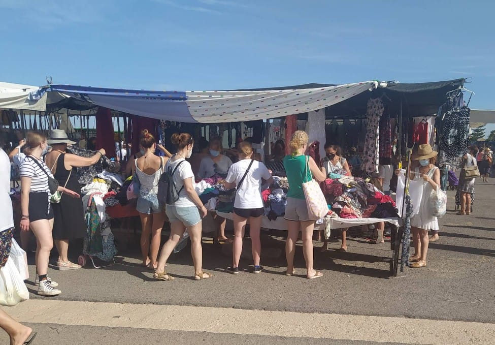 Montones de ropa en Mercadillo de Cabo de Palos