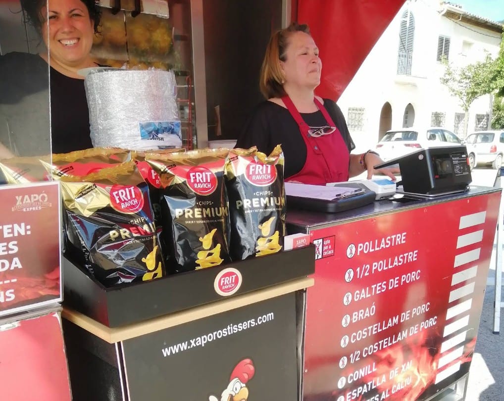 Pollos a l'ast en el mercadillo de Anglès
