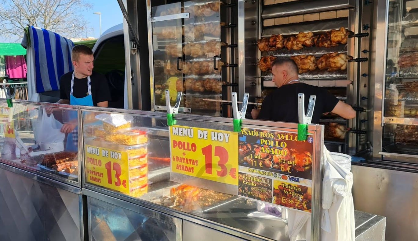 Pollos asados en el mercadillo de Los Narejos