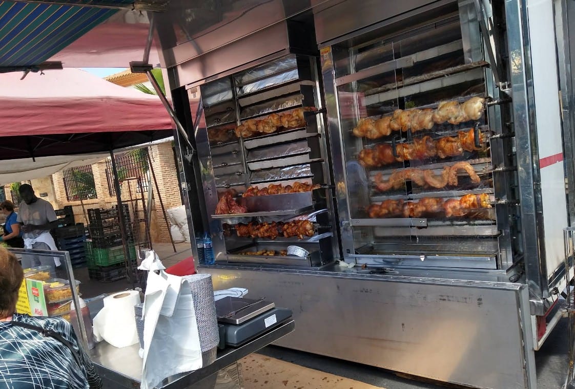 Pollos asados en el mercadillo de San Pedro del Pinatar
