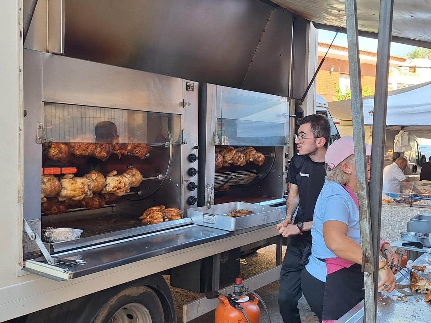 Pollos asados en el mercadillo de Villaricos