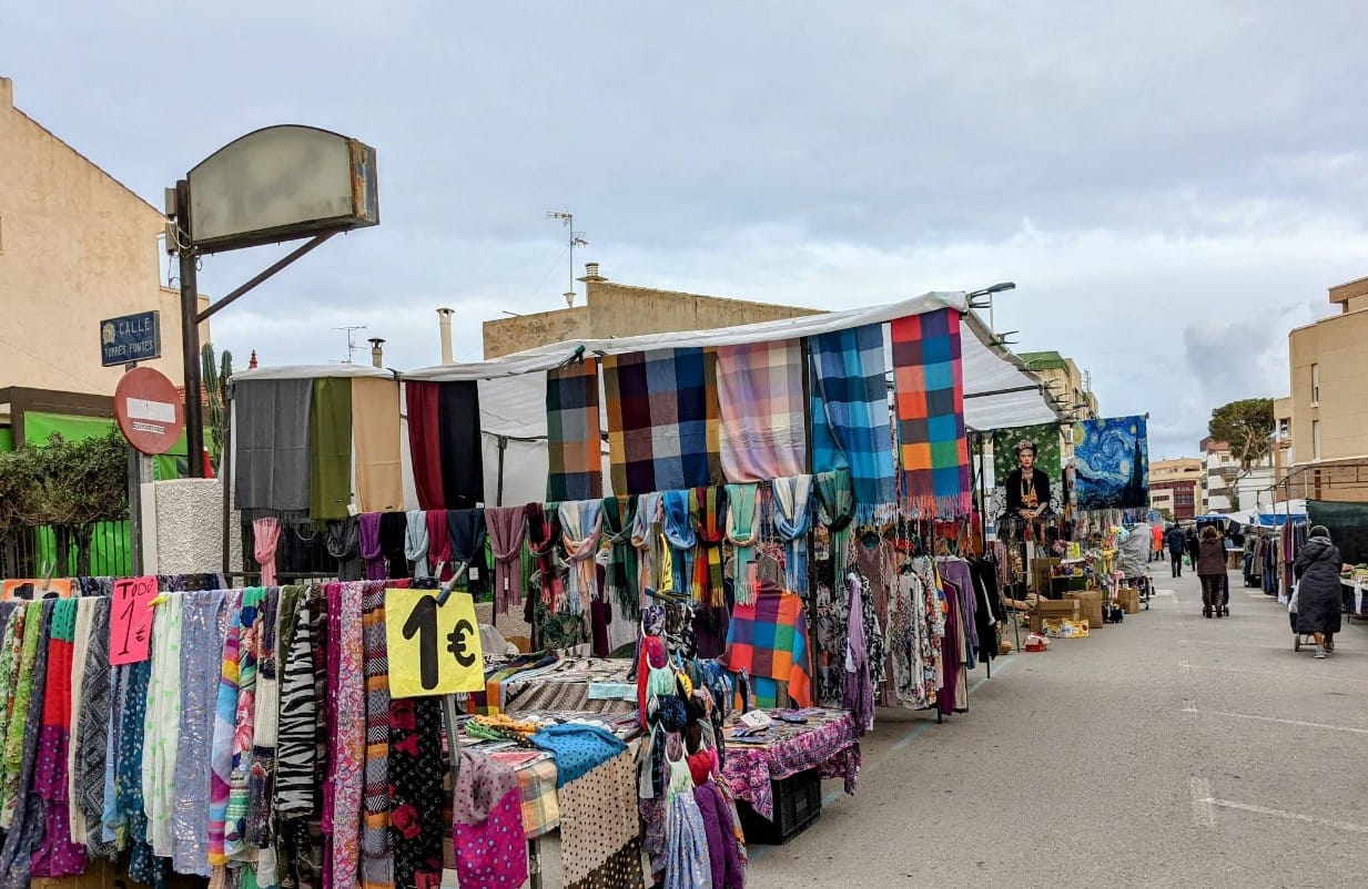 Ropa de hogar en mercadillo de Lo Pagán