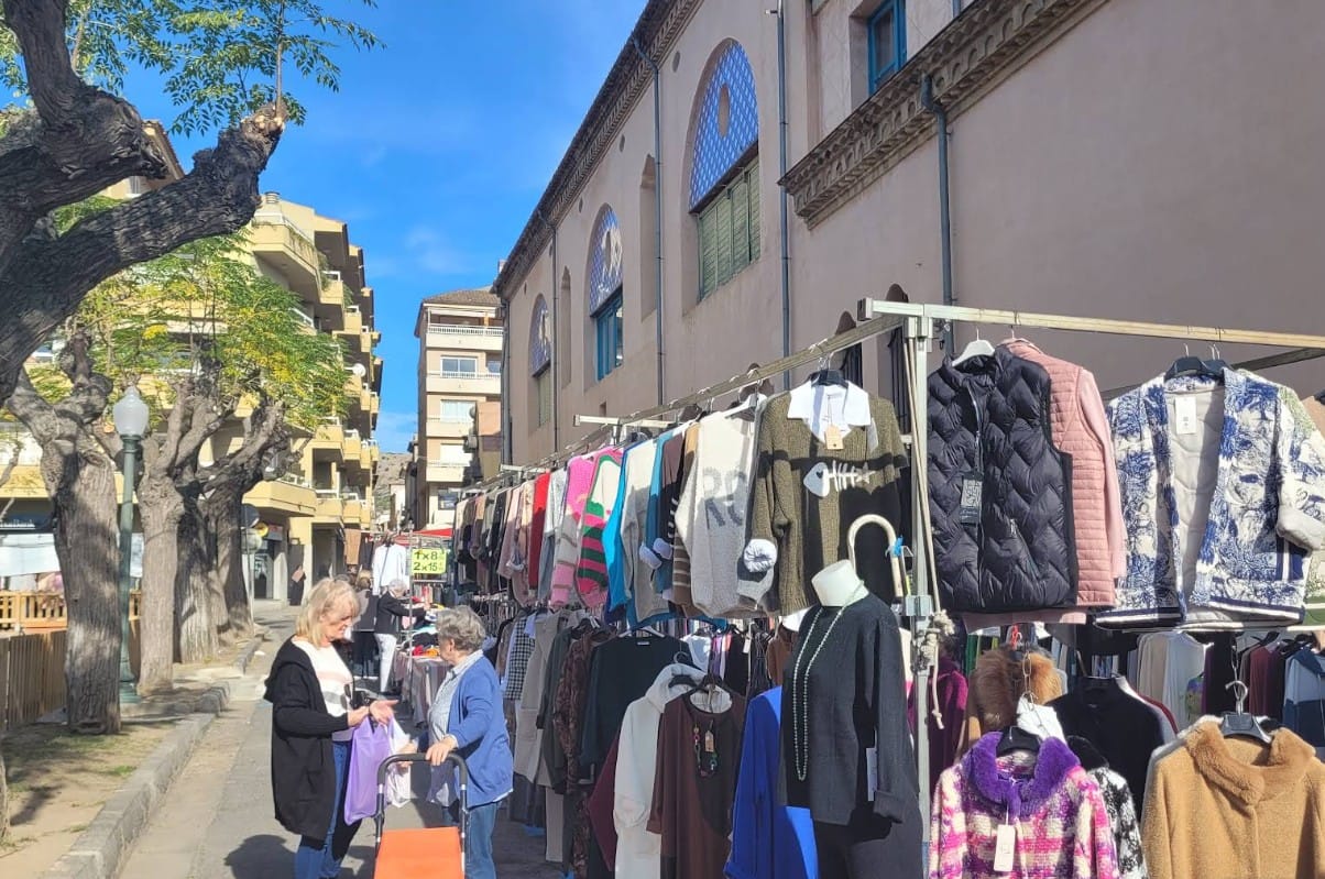Ropa en el Mercadillo de Torroella de Montgrí