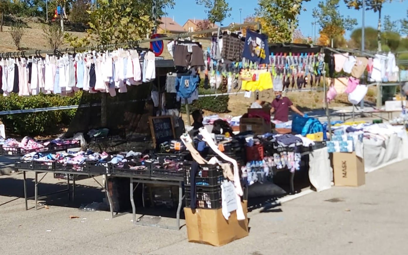 Ropa en el mercadillo de Paracuellos de Jarama