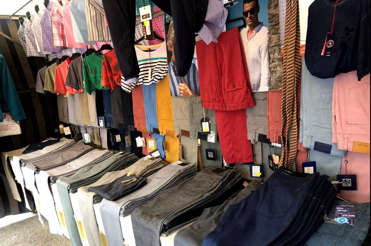 Ropa en el mercadillo de Platja d'Aro