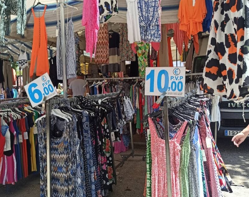 Ropa en el mercadillo de Roses
