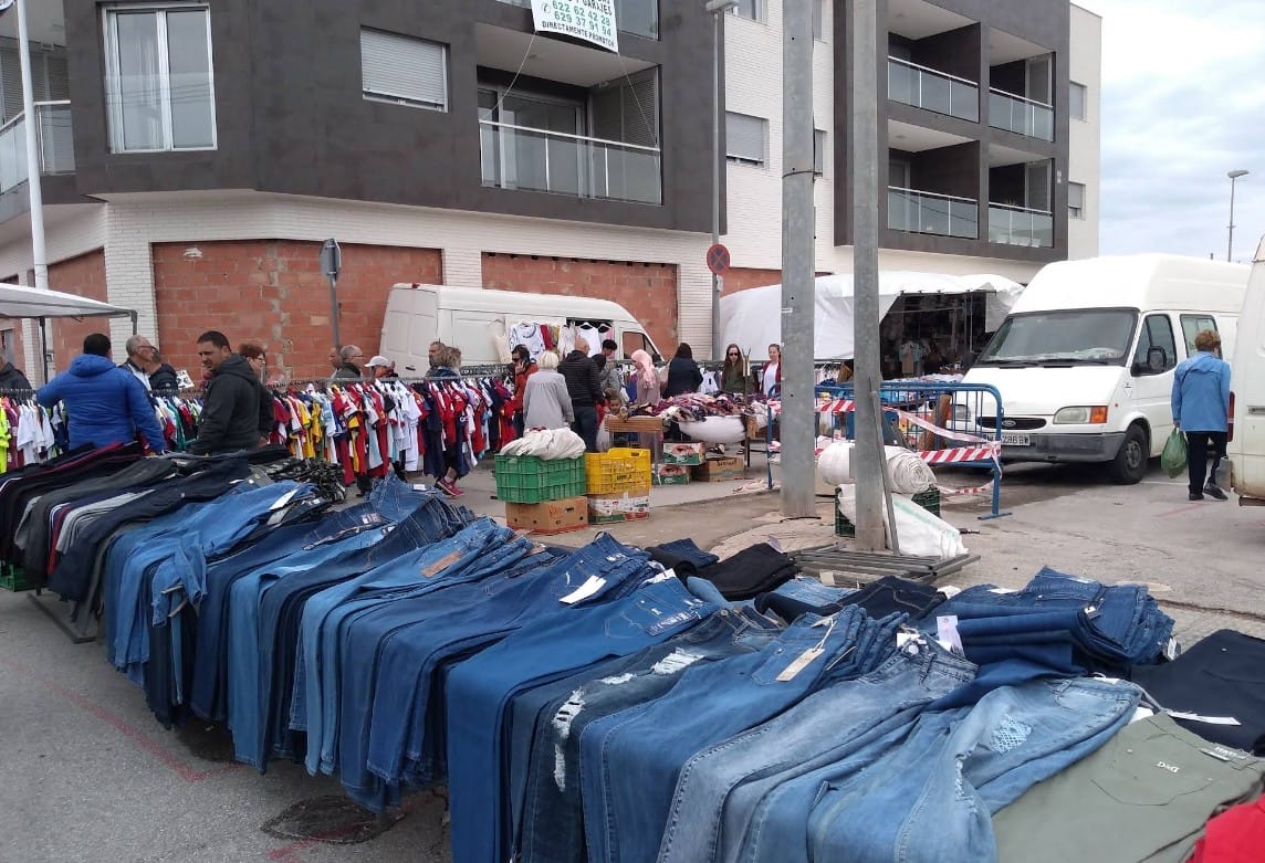 Ropa en el mercadillo de San Pedro del Pinatar