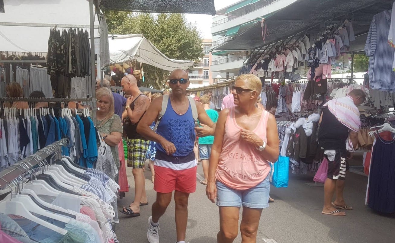 Ropa en el mercadillo de Sant Antoni de Calonge