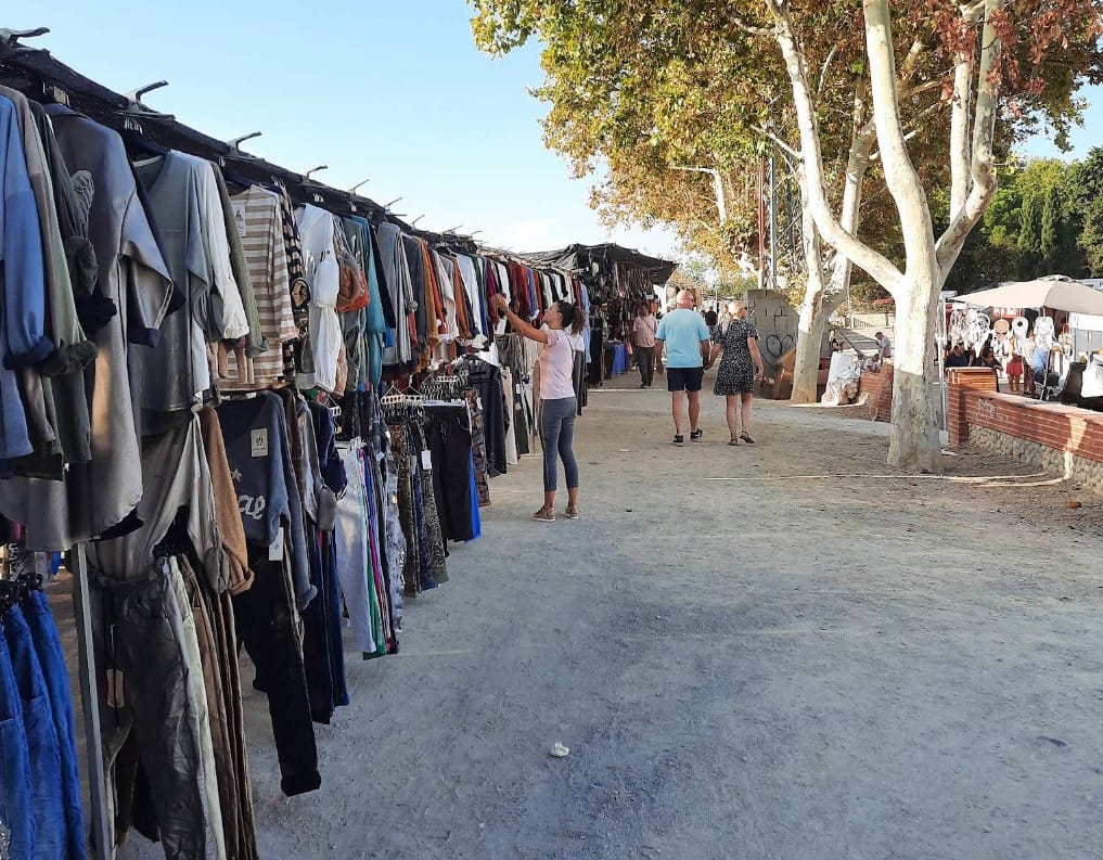 Ropa en el mercadillo de Sant Pere Pescador