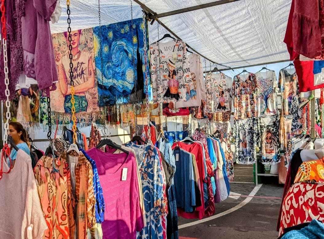 Ropa en el mercadillo de Santiago de la Ribera