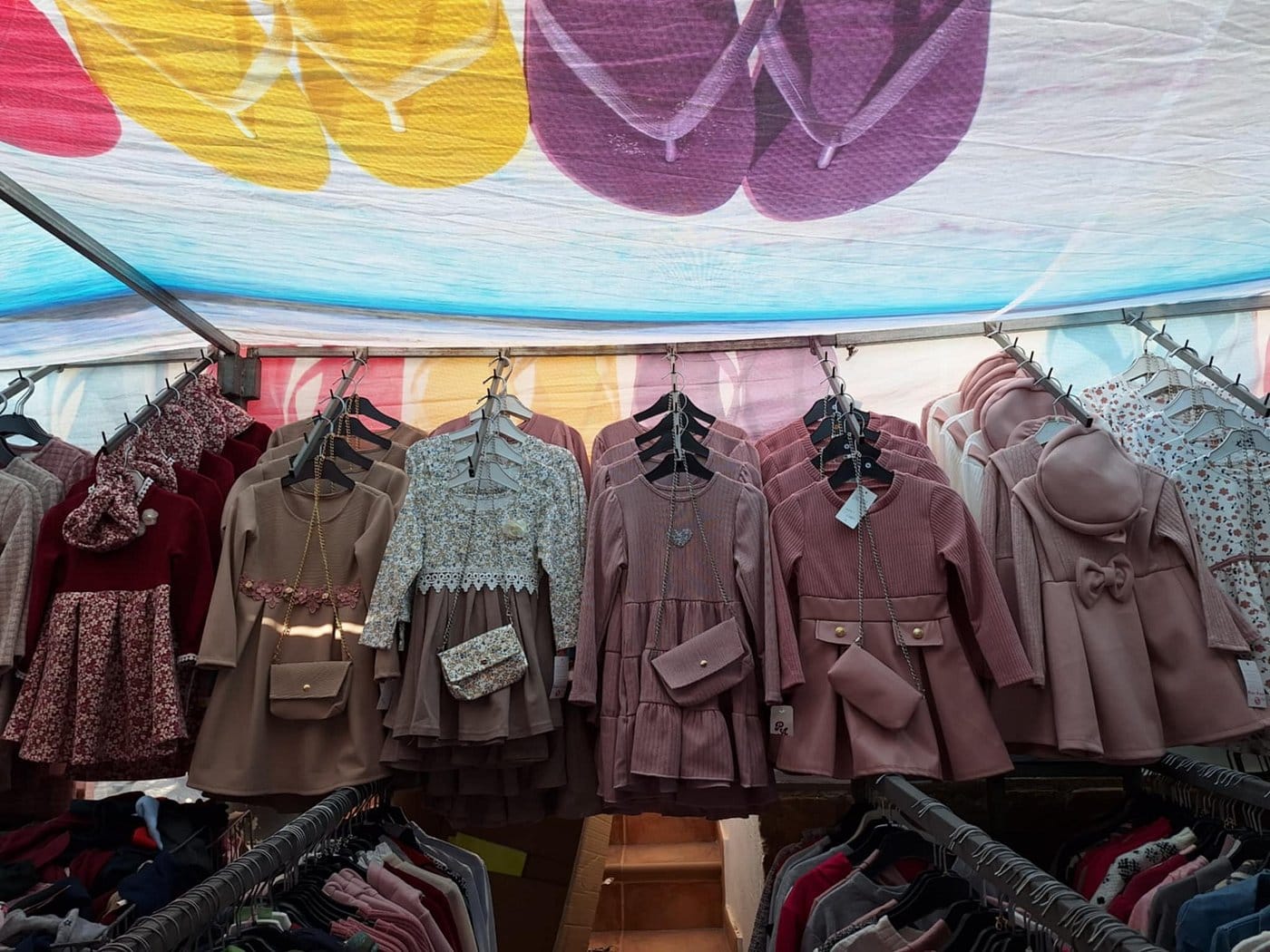 Ropa en el mercadillo de Villaricos