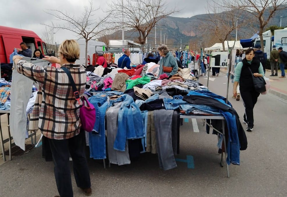 Ropa vintage en el mercadillo de Oropesa del Mar