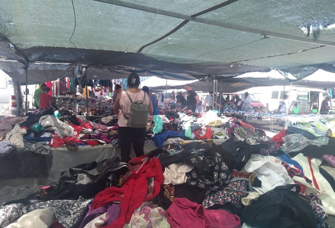 Montones de ropa en el mercadillo San Javier