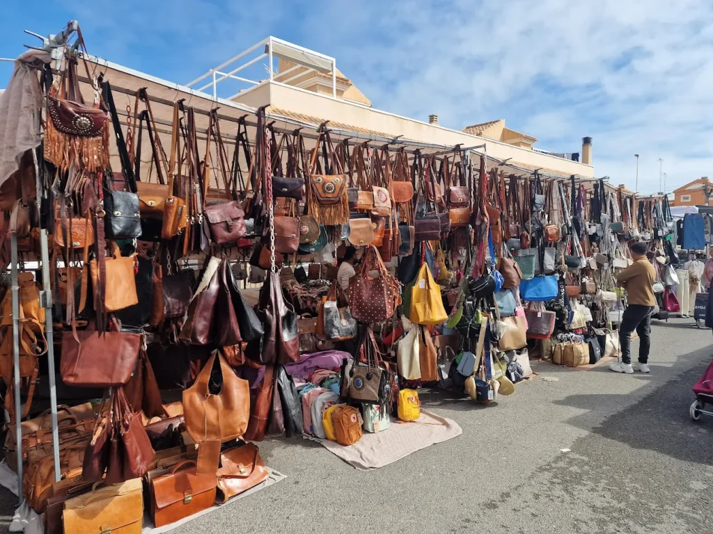Bolsos en el mercadillo de la Mata