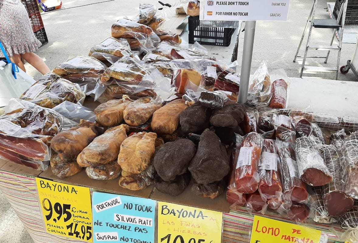 embutidos en el mercadillo de Sant Pere Pescador