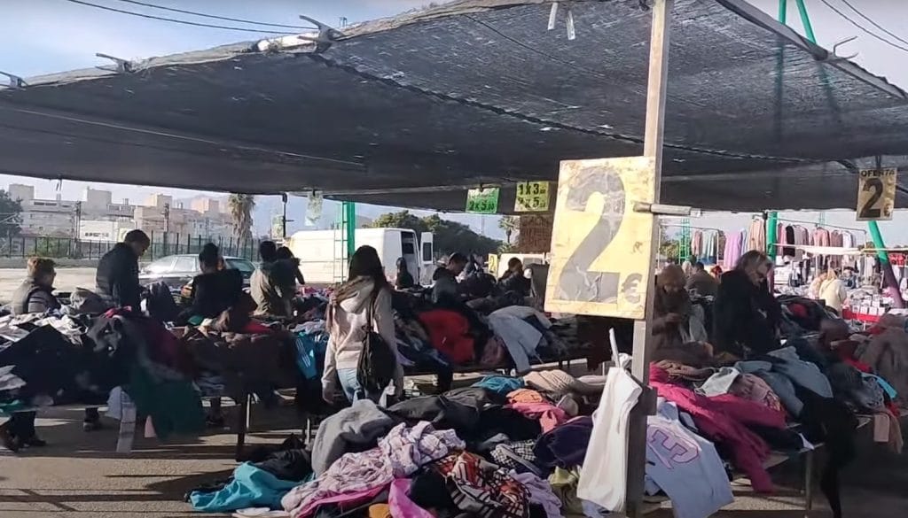 Ropa de segunda mano en el mercadillo de Málaga