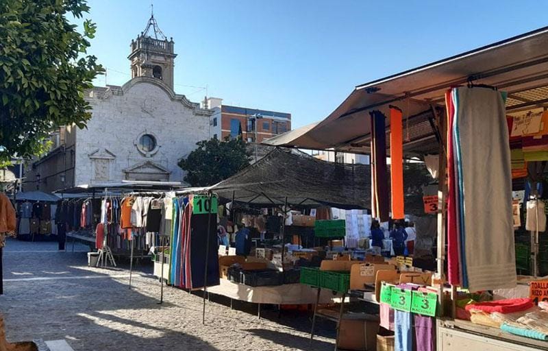 Puesto de ropa en el mercadillo de Paterna