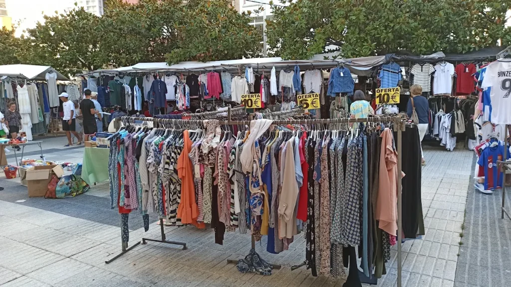 Ropa en el Mercadillo de Sada