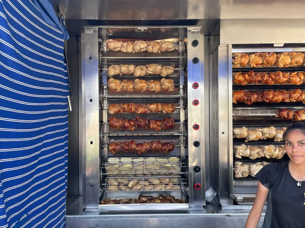 Pollos asados en el mercadillo