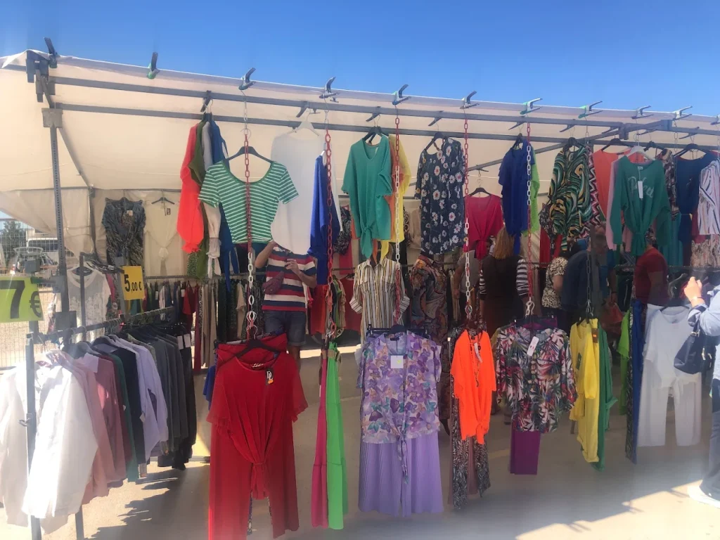Puesto de ropa en el Mercadillo de los Domingos de El Campello
