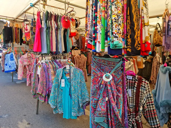 Ropa en el mercadillo de Estepona