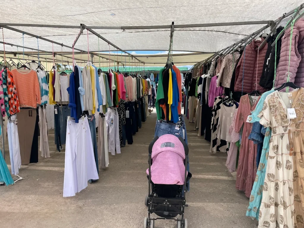 Ropa en el mercadillo de San Juan de los Terreros