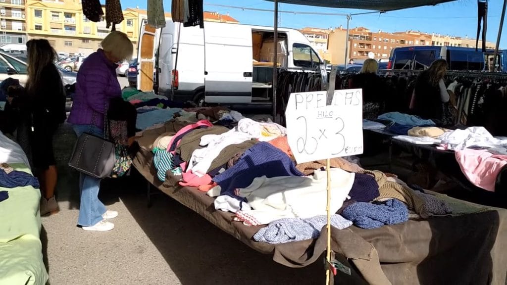 Ropa vintage en el mercadillo de Guadix