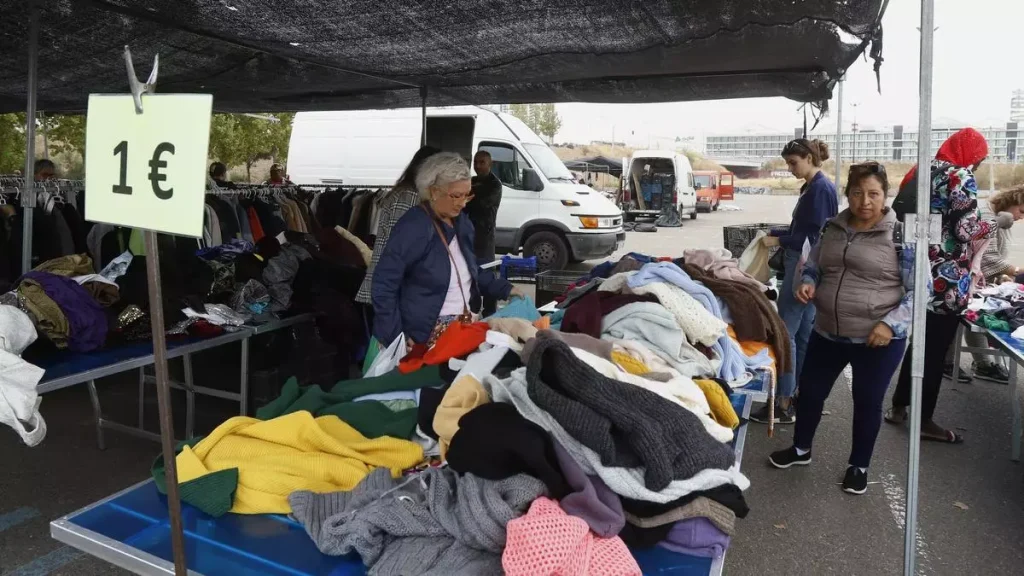 Ropa a 1 euro en el mercadillo de Zaragoza
