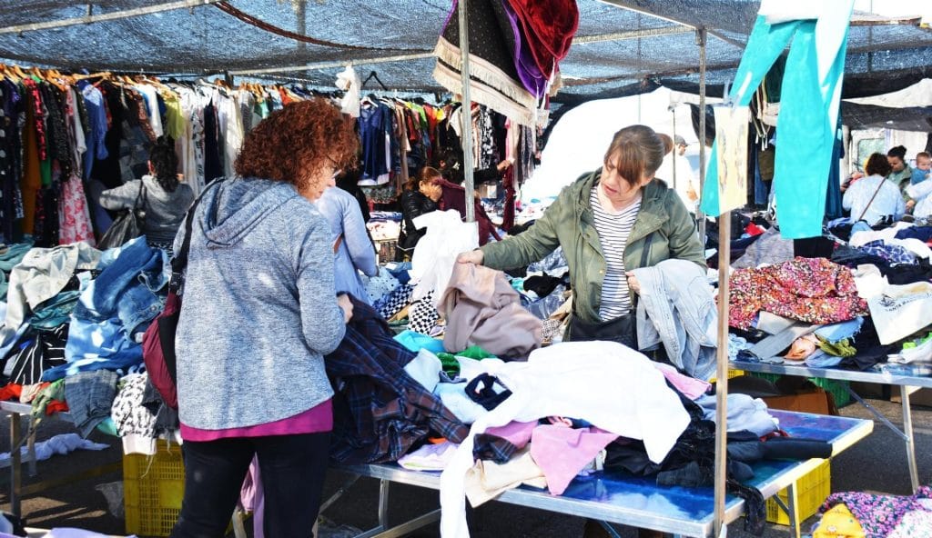 Ropa vintage en el mercadillo de vintage