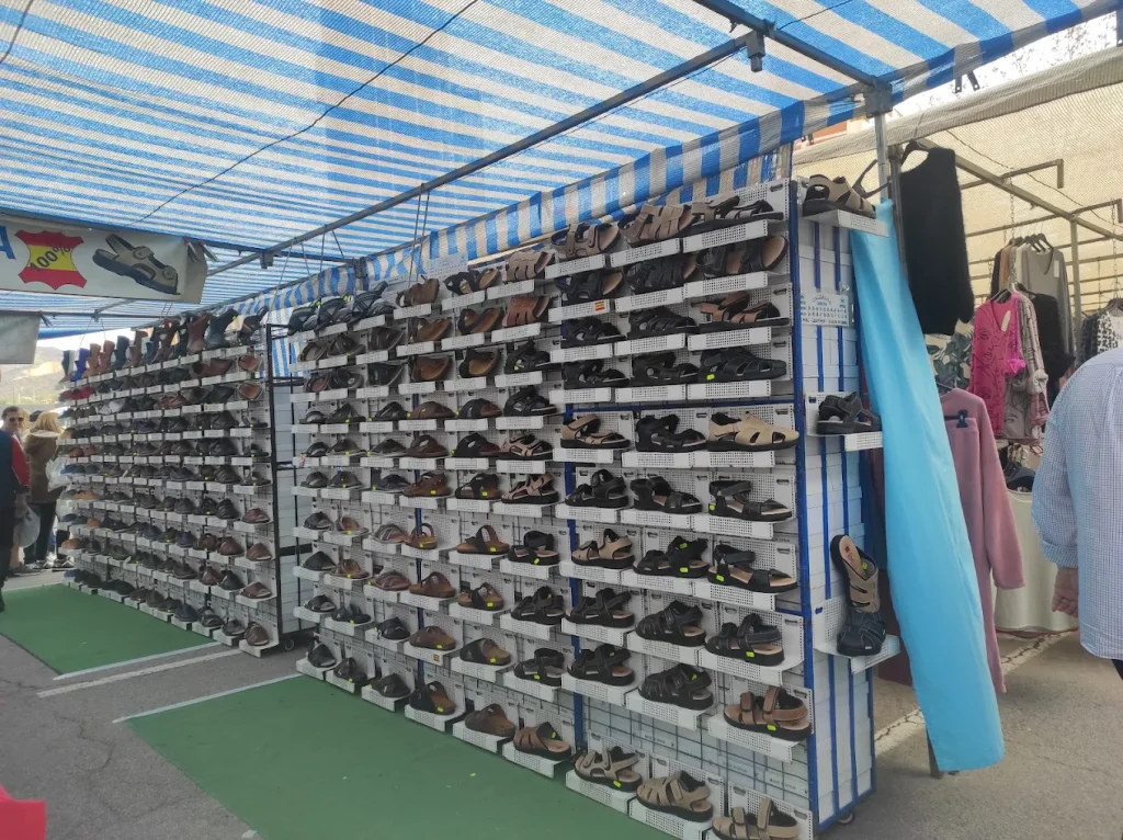 Calzado en el mercadillo de Benidorm