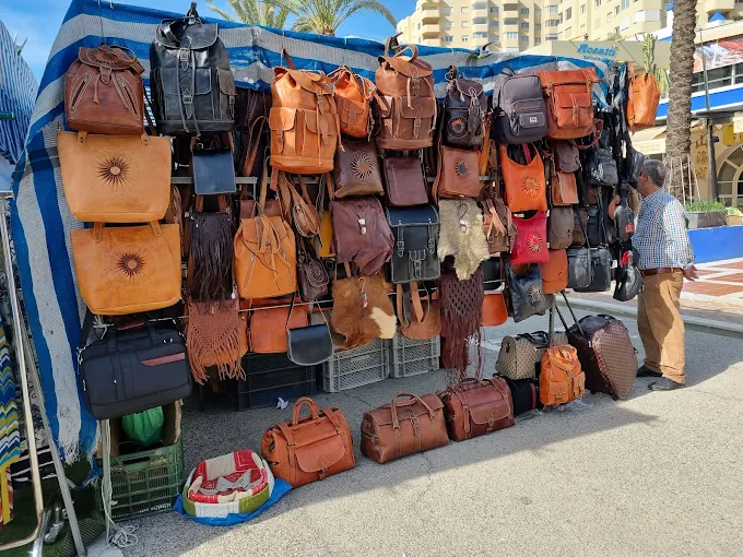 Bolsos en el Mercadillo del Puerto de Estepona