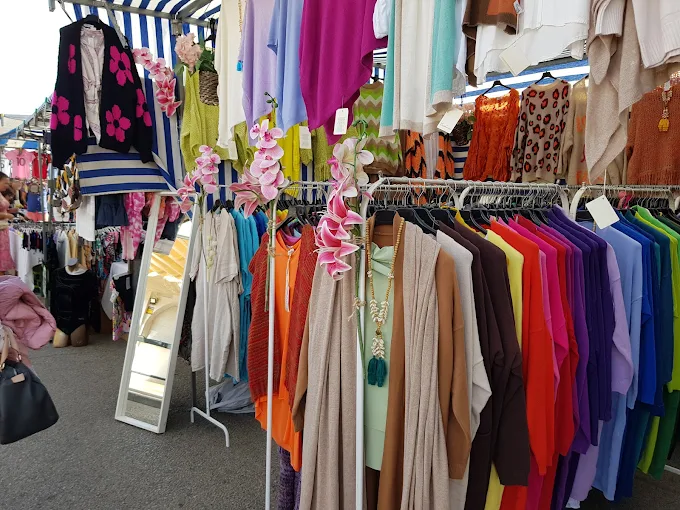 Ropa en el Mercadillo del Puerto de Estepona